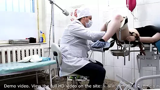 Güzel kız jinekolog muayenesi yapıyor