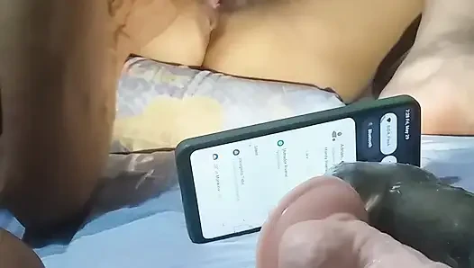 Onun ıslak amcığını yemenin tadını çıkarıyorum