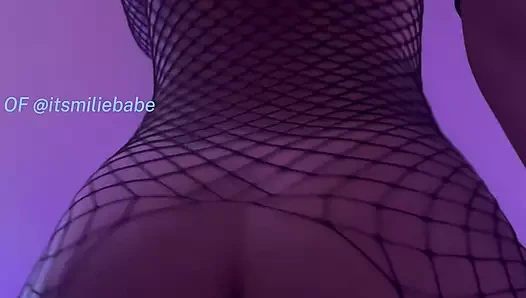 Senin için dildoma çok sert biniyorum ve parmaklarımı götüme sokuyorum