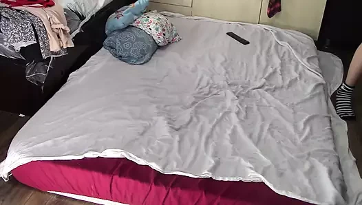 Seksi anne kendine masaj yapıyor. Evli kadın kıllı amcık, büyük göt. Seksi esmer bacaklarındaki kılları tıraş ediyor.