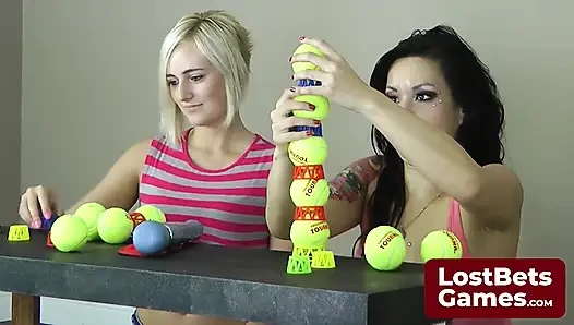 Striptiz oyunu kaybedenin kıkırdayanları ve hassas teni hacimlerini konuşuyor