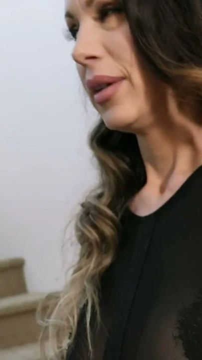 Curvy Mature Brunette Mckenzie Lee Eski Kocasıyla Sikişiyor | Bölüm 1