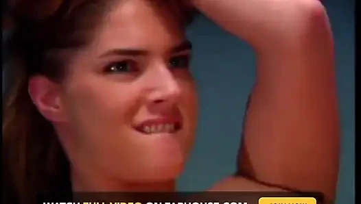 Esmer genç kız bilardo masasında yarak alıyor