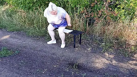 Parkta bir komşu soyunuyor ve bir bankta orgazm olmak için mastürbasyon yapıyor