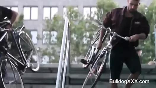 Bulldogxxx.com - azgın koyu saçlı İspanyollar