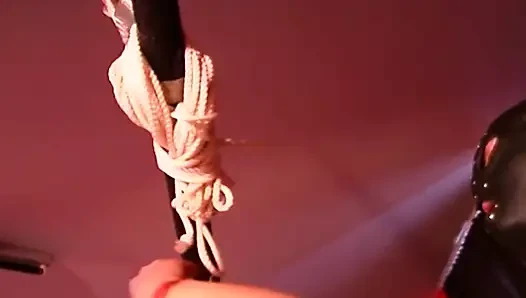 Belden bağlamalı takma yarakla sikiş grup seks yaptıktan sonra sarkan rosebud patlıyor