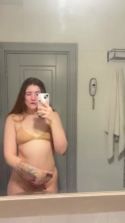 Güzel kaltak duşa gidiyor