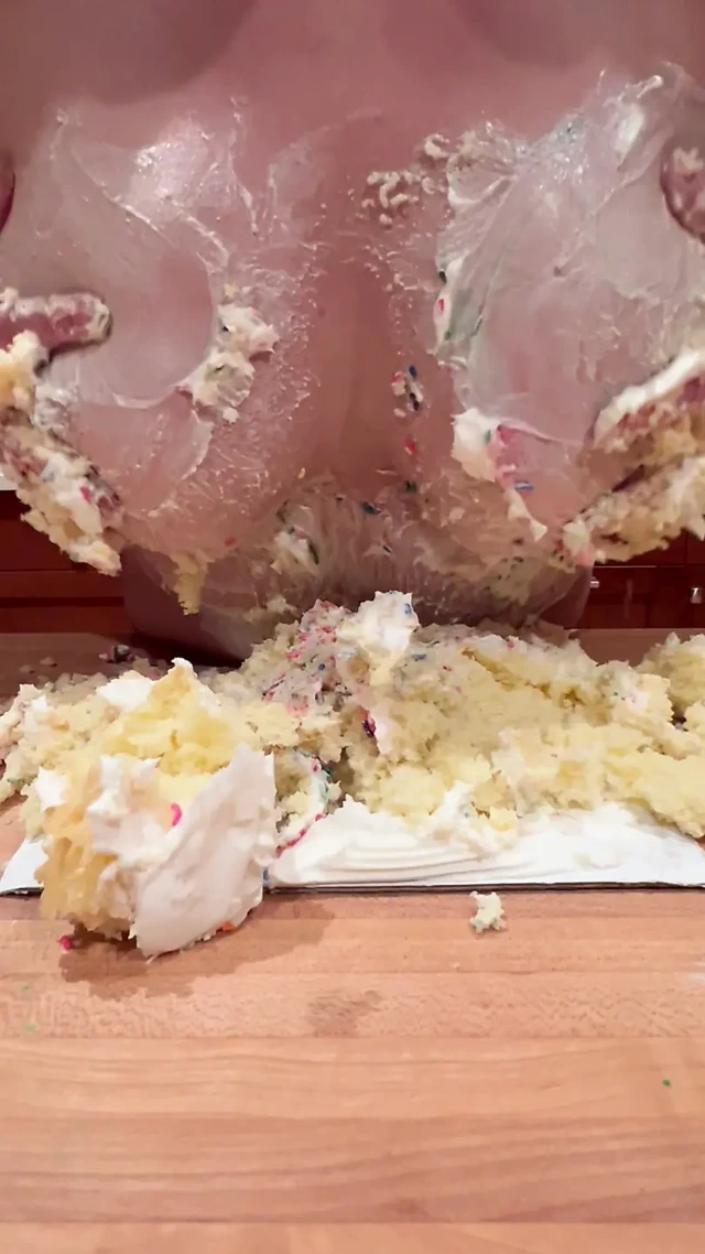 Üvey anne büyük göğüsleriyle doğum günü pastasını mahvediyor