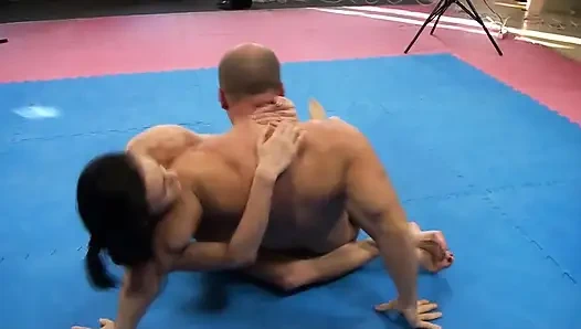 Hatunların güzel yüzü güreş kavgası sırasında binlerce ifade gösteriyor