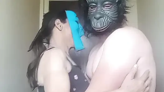 Orta yaşlı seksi kadın ayakta domalarak ve ayakta seks yapıyor