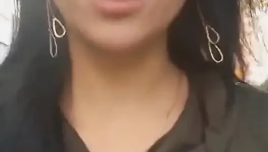 Dükkan tuvaletinde amcığı tıraş ediyor