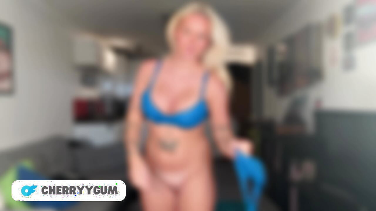 Büyük memeler İngiliz genç kızla transparan mikro bikini denemesi