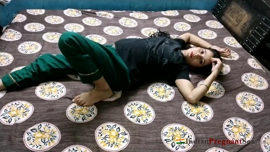 Güzel Hintli yenge ağır hamile kocasıyla seks yapıyor