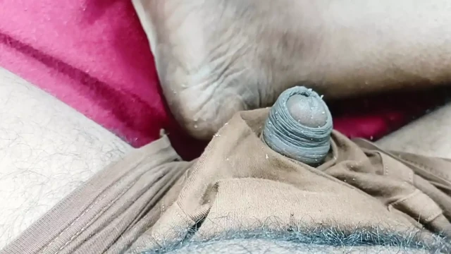 Bakire kızın ilk amını parmaklıyor