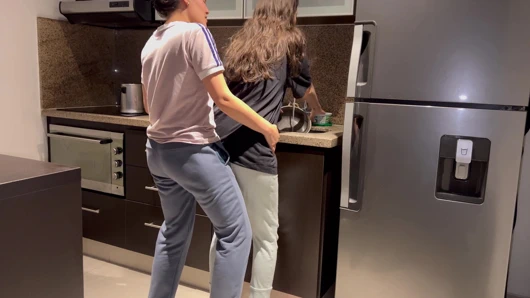 Karısı mutfakta bulaşıkları yıkarken diliyle sert becerdin, üvey annesi eve gelmeden önce boşalmasını sağladı.