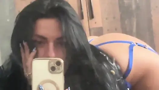 Seksi iç çamaşırlı ve uzun ceketli orta yaşlı seksi kadın - ayna bakış açısı fantezisi