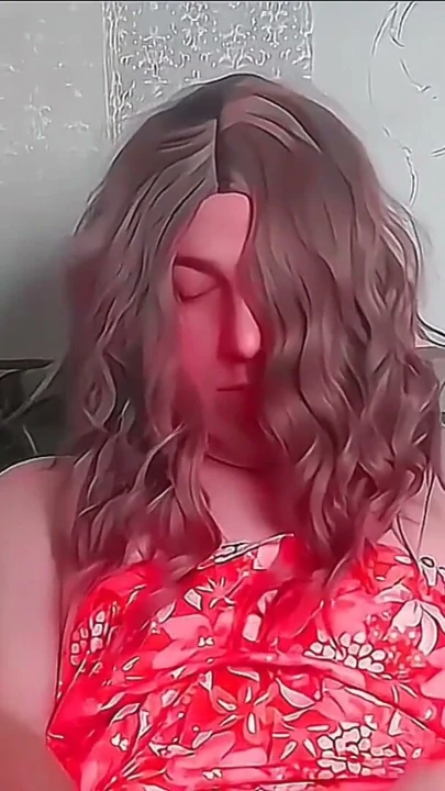 Halka açık seksi dansçının bahçesinde ateşli striptiz | Klip 1