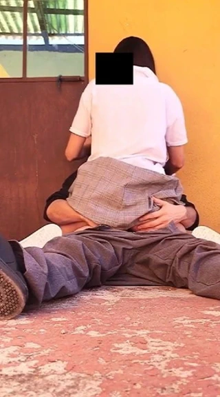 Por el culito a chica con uniforme