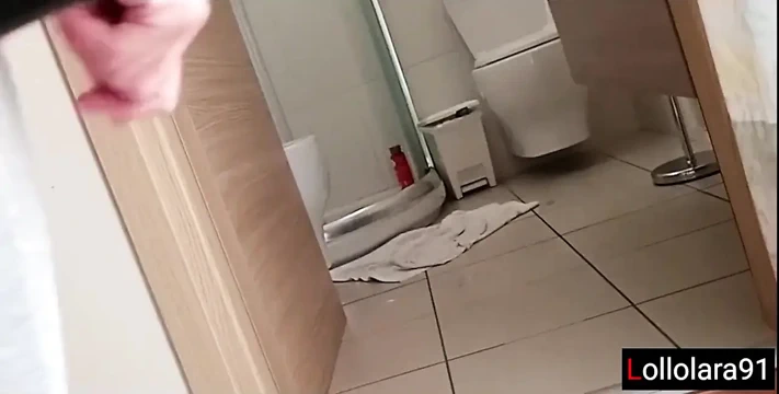 Beni otelde yatakta ve banyoda fahişe gibi iki kez sikiyor