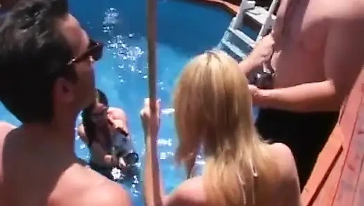 Sarışın ve esmer orta yaşlı seksi kadınlar vahşi ayak fetişi grup seks partisi