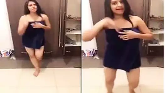 Bugün özel-seksi yenge çıplak vücut gösteriyor...