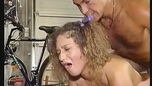 Kıvırcık saçlı sarışın genç kız sakso çekiyor ve sıkı götünü siktiriyor