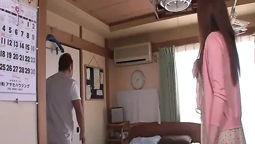 En ateşli Japon gençler sahne 3_asian esmer genç kız göğüslerine boşalmalarını seviyor