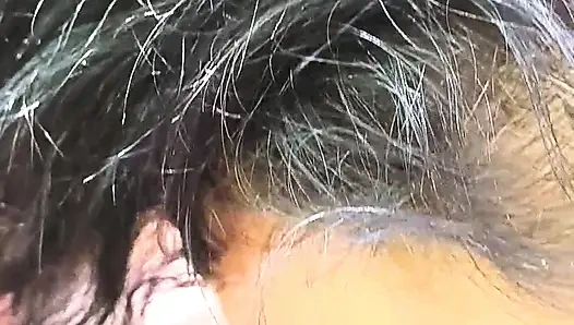 Ağzı yarak öğürmesinden acıtıyor fahişe şimdiye kadarki en iyi elle muamele çekiyor ve boşalıyor