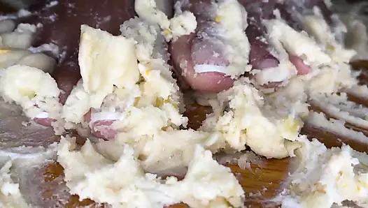 Zenci kız ayaklarıyla kekleri parçalıyor