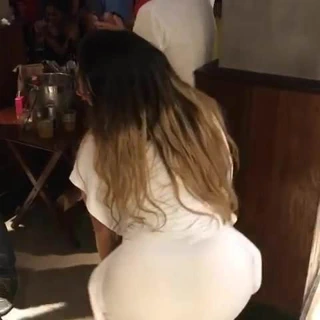 Partide kız arkadaşı seksi dans ediyor.