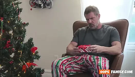 Üvey baba için yalnız bir Noel gizli porno ile edepsizce dönüyor.