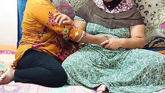 Sevimli Asyalı genç Hintli Bengalli liseli kız ve Hintli yenge ateşli parmaklıyor