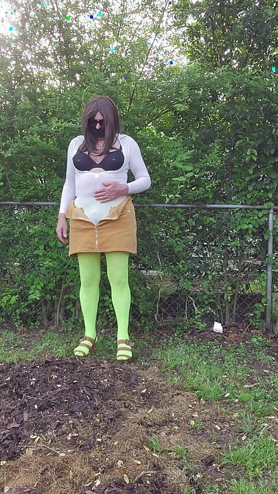 Eşcinsel travesti azdırma, açık havada külotlu çorapla yer sikişi, siyah sutyen, mini etek.