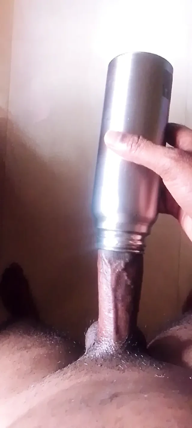 Seksi Tamil erkek su şişesiyle seks