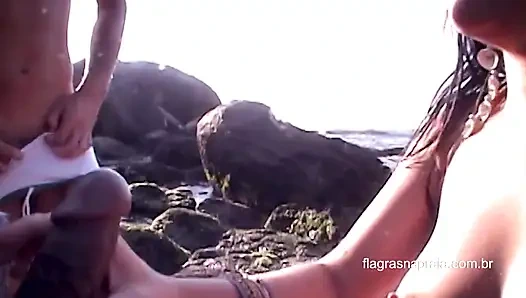 Ateşli çift plajda seks yapıyor