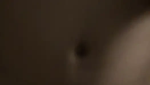 Yalnızken evde oynuyor