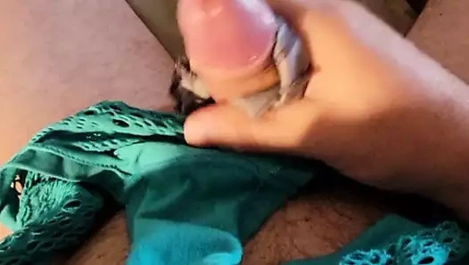 Diğer karımın külotunu kullanarak kirli külota boşalıyorum