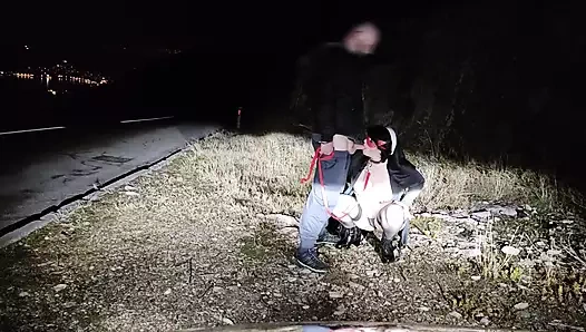 Tasmalı rahibe kostümlü anne halka açık yolda yüzüne ateşli döl alıyor