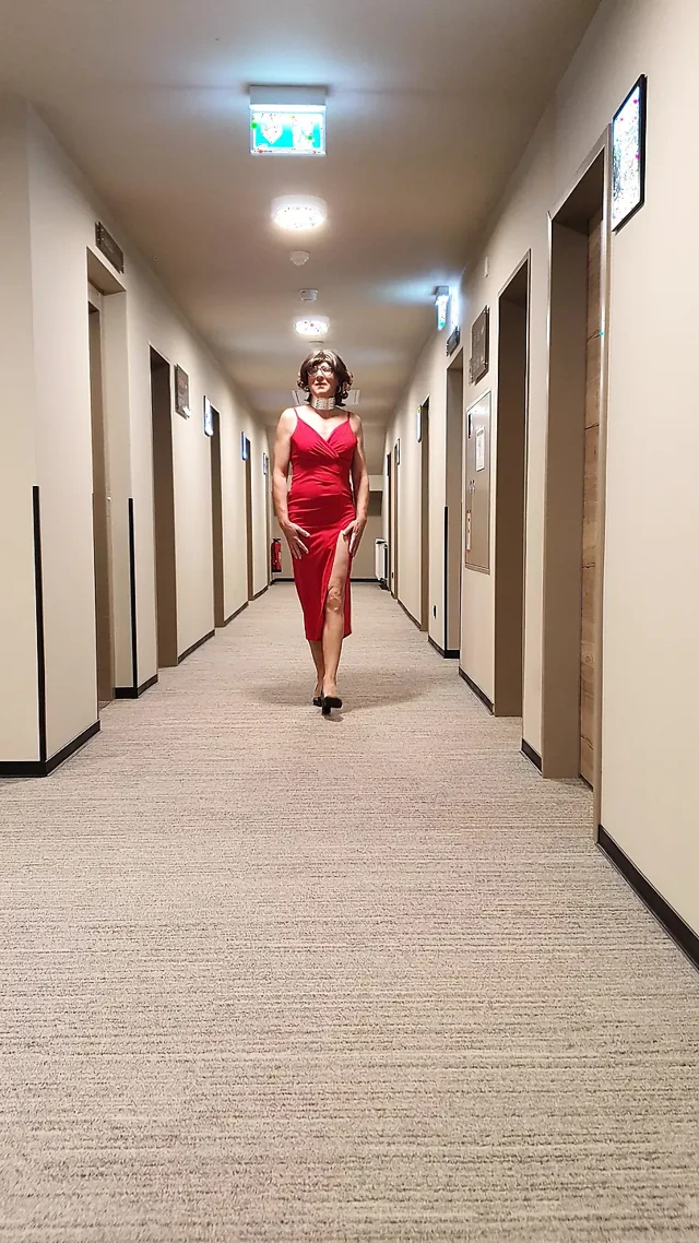 Travesti elbisenin altında ne olduğunu gösteriyor