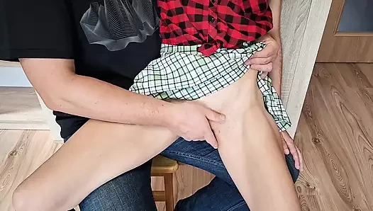 18 yaşındaki kız öğrenci mini etekli orgazmla mastürbasyon