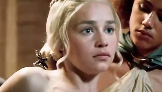 Emilia clarke göğüsleri ve kıçını küvetten çıkarırken gösteriyor