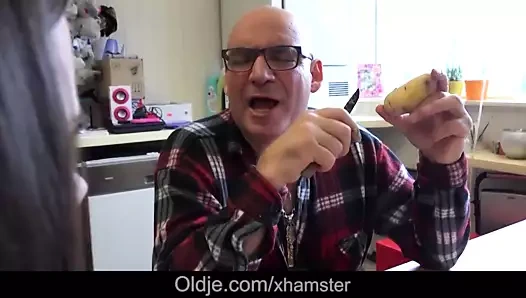 Tatlı genç kahrolası the eski aşçı mutfak boşalmak yutma