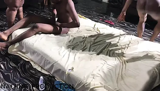 Bu iri güzel kadının otobüste erken