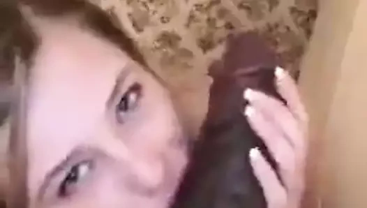 Sevimli kız dev siyah yarağı emiyor