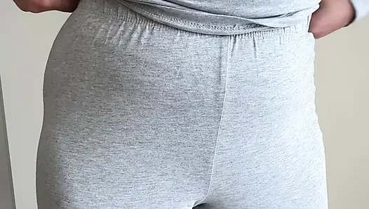 Gri pijama pantolonlu kasık fetişine dokunuyor