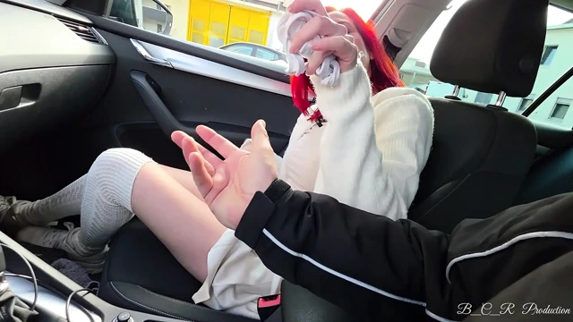 Bunu yapmaya cesaret edemediğimi söylüyor. Bahse girerim araba yıkamada kayboldu!