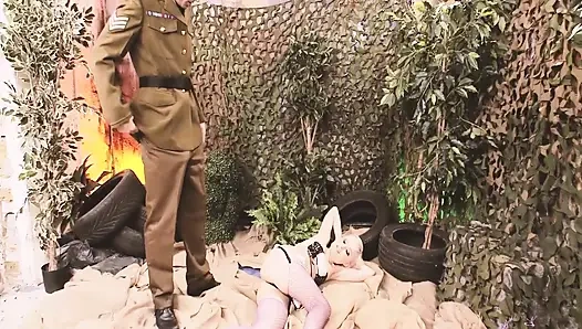 İç çamaşırlı büyük götlü pis kızlar sahne 3_blonde orta yaşlı seksi kadın eğitim kampında bir asker tarafından sikiliyor