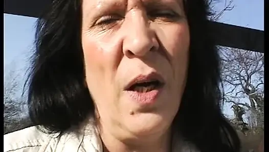 Çirkin koyu saçlı Alman genç erkek avcısı tek başına