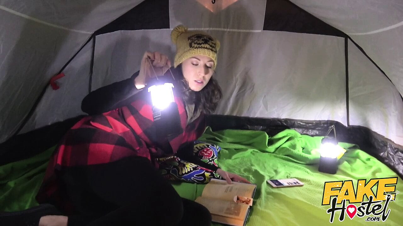 Sahte hostel mutlu genç camper baştan tarafından büyük memeler lezbiyen m