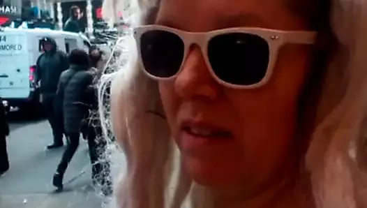 seksi. sarışın dışı üstsüz.